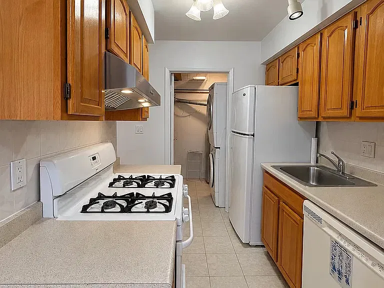 3 bed, 1.5 bath, 1300 sqft, $2,900 — Photo 2