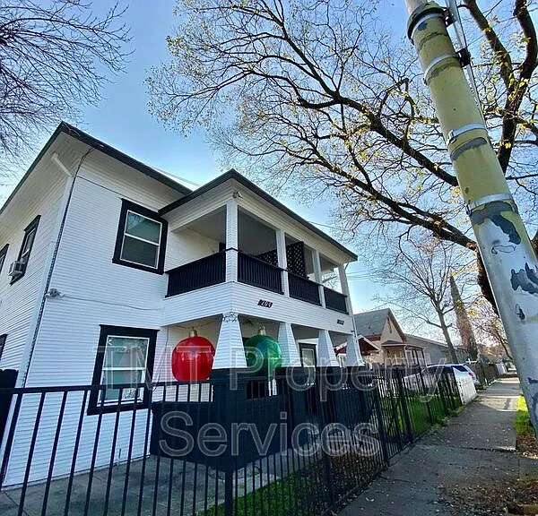 202-208 W Oak St #208 W OAK STREET — Photo 2