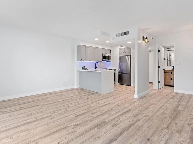 2900 NE 30th St #5D — Photo 4
