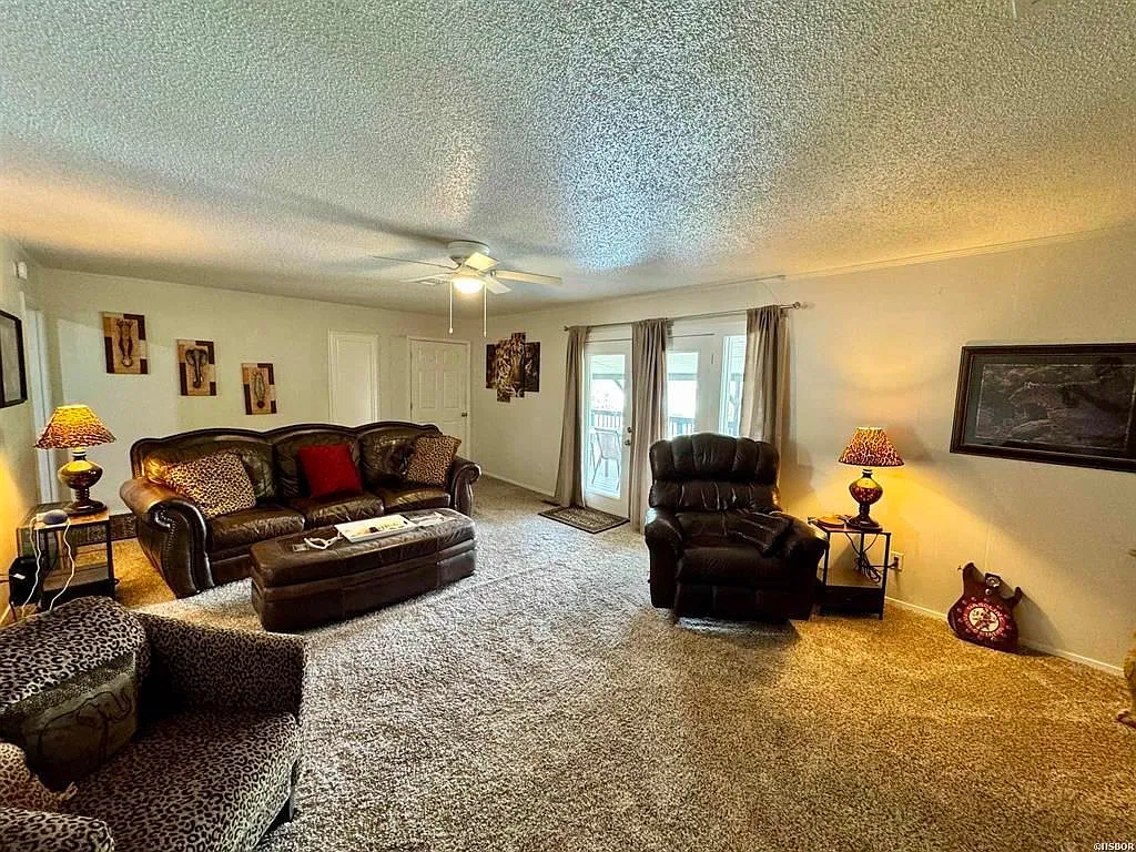 4 bed, 3.0 bath, 2524 sqft, $3,300 — Photo 3