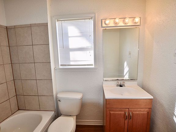 5th image of 511 N Merrimac St