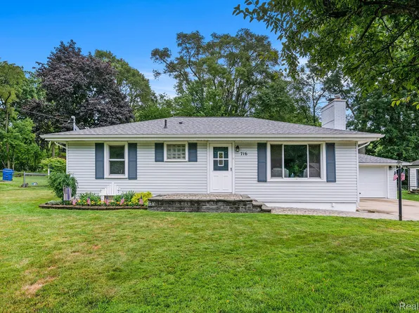 716 Gertrude Rd, Waterford, MI 48328