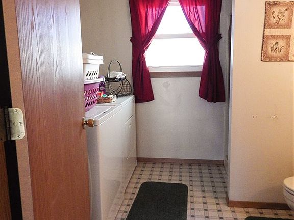4th image of 128 Surrey Ln