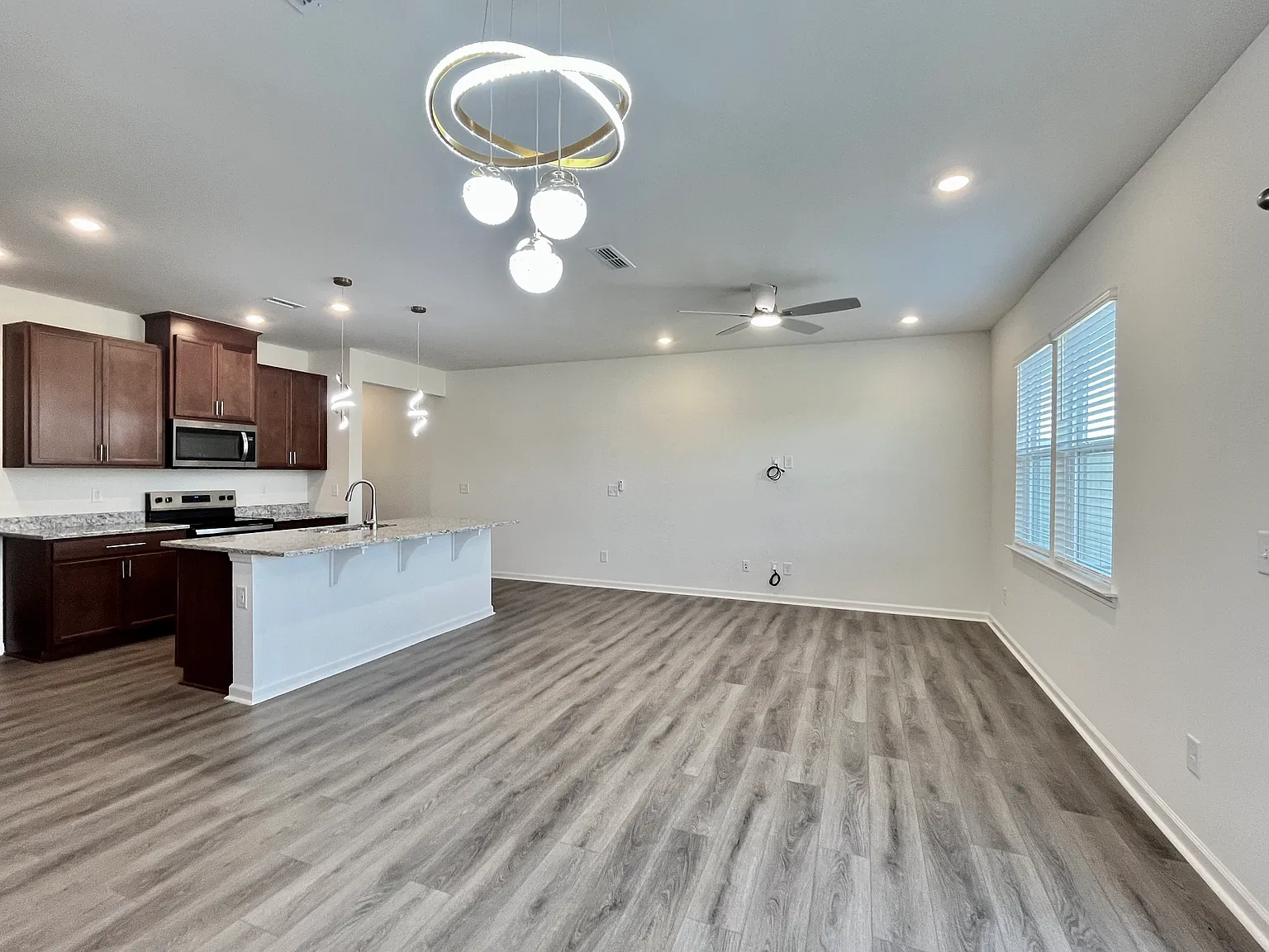 3 bed, 2.5 bath, 1566 sqft, $2,000 — Photo 4