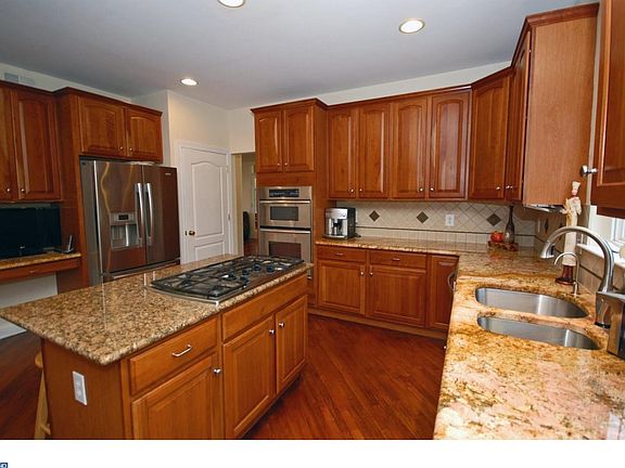 4th image of 28 Sussex Ln