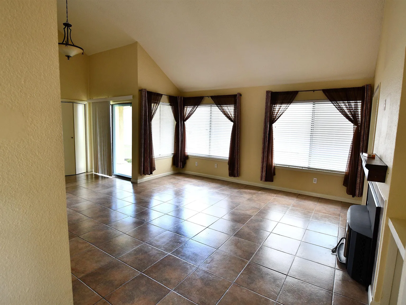 1 bed, 1.0 bath, 855 sqft, $1,200 — Photo 4