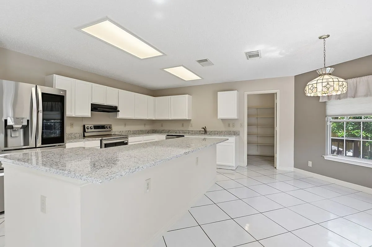 3 bed, 2.5 bath, 2575 sqft, $2,250 — Photo 2