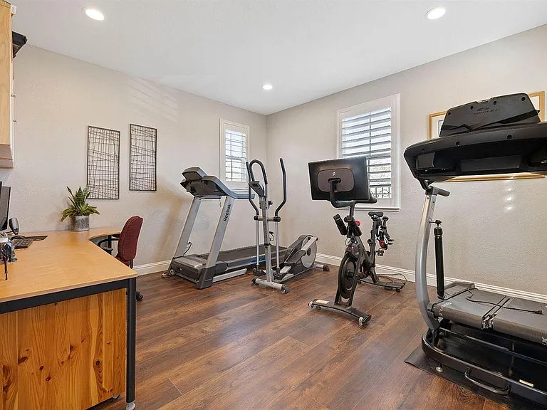 4930 Village Green Dr — Photo 28
