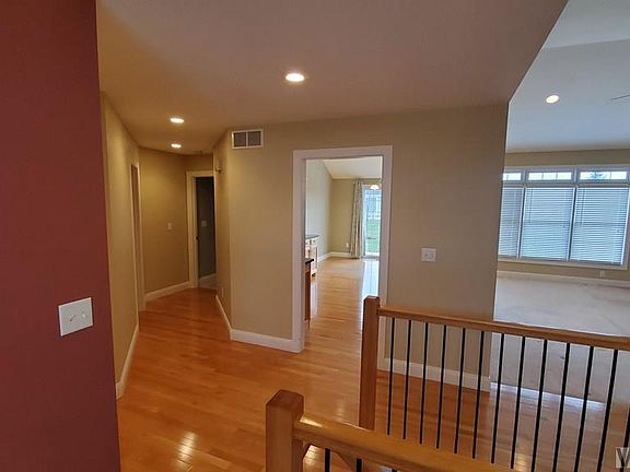 3rd image of 146 Evelyn Dr #8