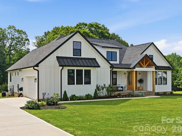 237 Triple Ponds Ct, Clover, SC 29710