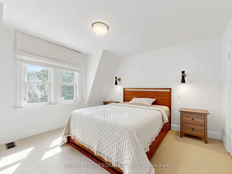 368 Howland Ave — Photo 21