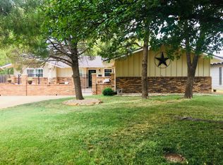 1409 Holliday St, Plainview, TX 79072