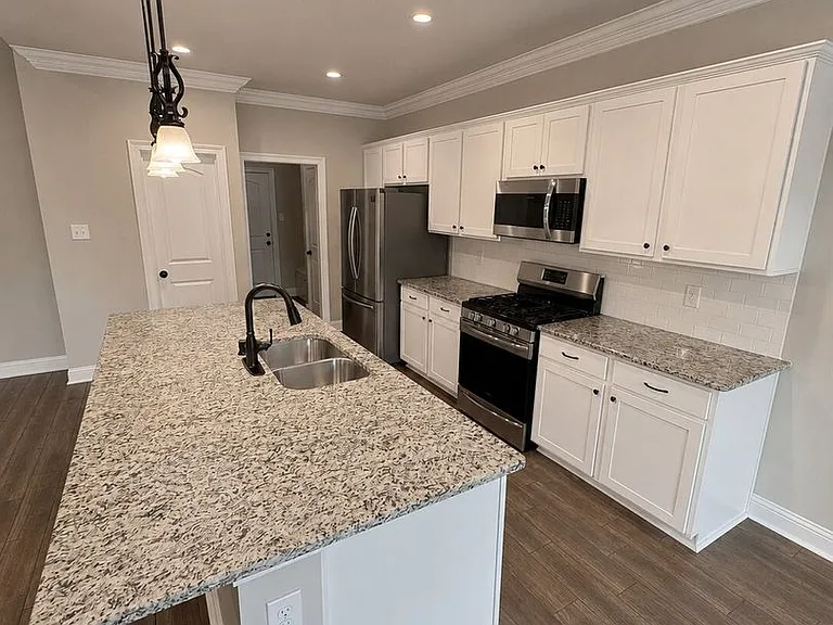 606 Acacia Dr — Photo 3