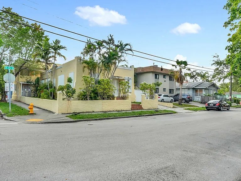 242 SW 15th Ave #A — Photo 3