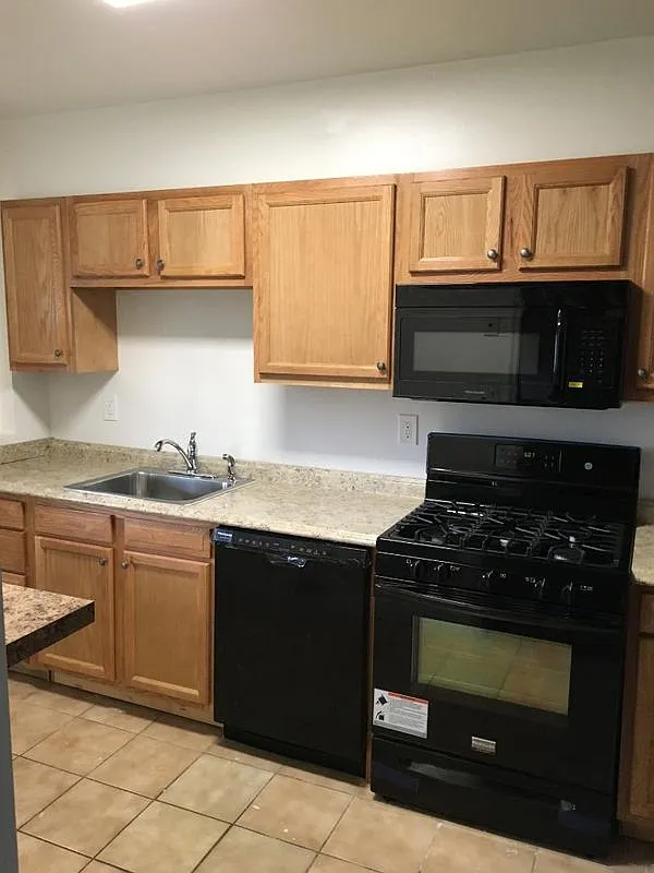 3 bed, 1.5 bath, 1352 sqft, $2,000 — Photo 2