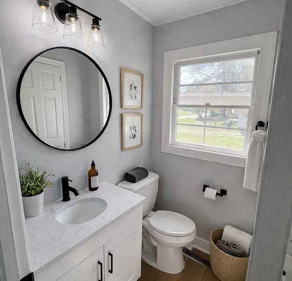 709 Jackson Ln — Photo 2