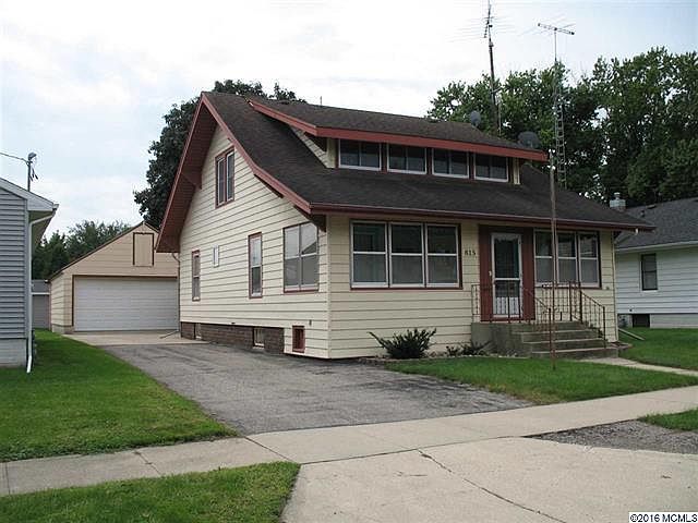 1st image of 815 8th St SE