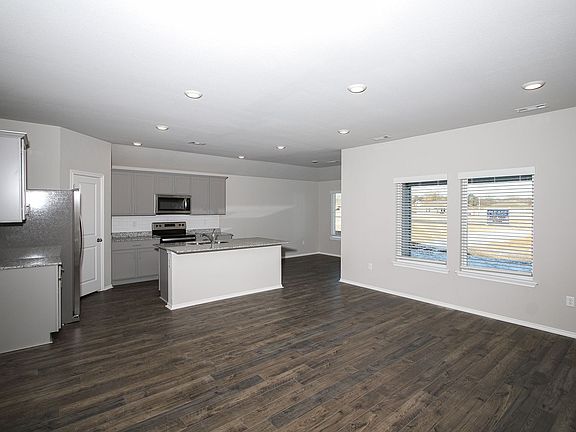 3rd image of 606 Comanche Dr