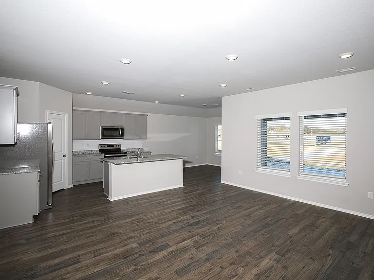 606 Comanche Dr — Photo 3