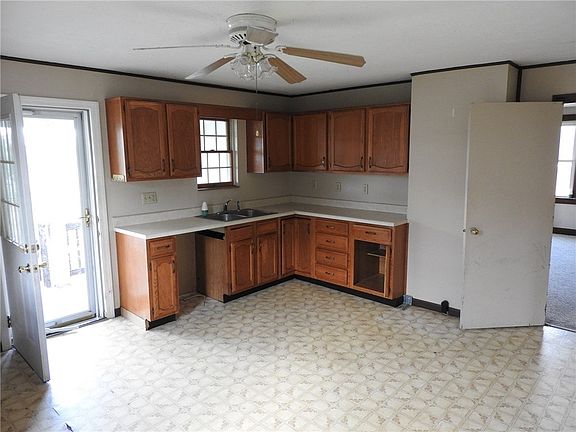5th image of 212 Evans St