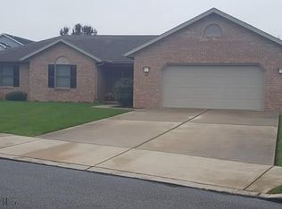 52 Parkwood Dr, Greencastle, PA 17225
