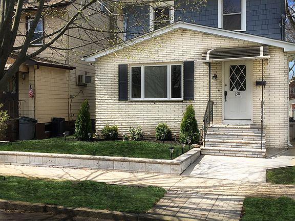 Landscaped w/sod,Brick Front
