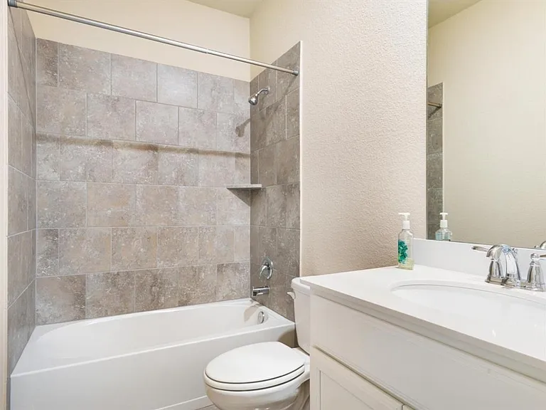 2109 Lake Hawthorne Trl — Photo 16