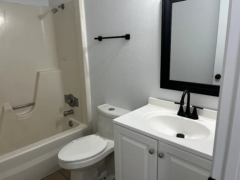 Renovated, Large UNM Area 2 Bed Apt w/ Washer / Dryer and Private Yard — Photo 7