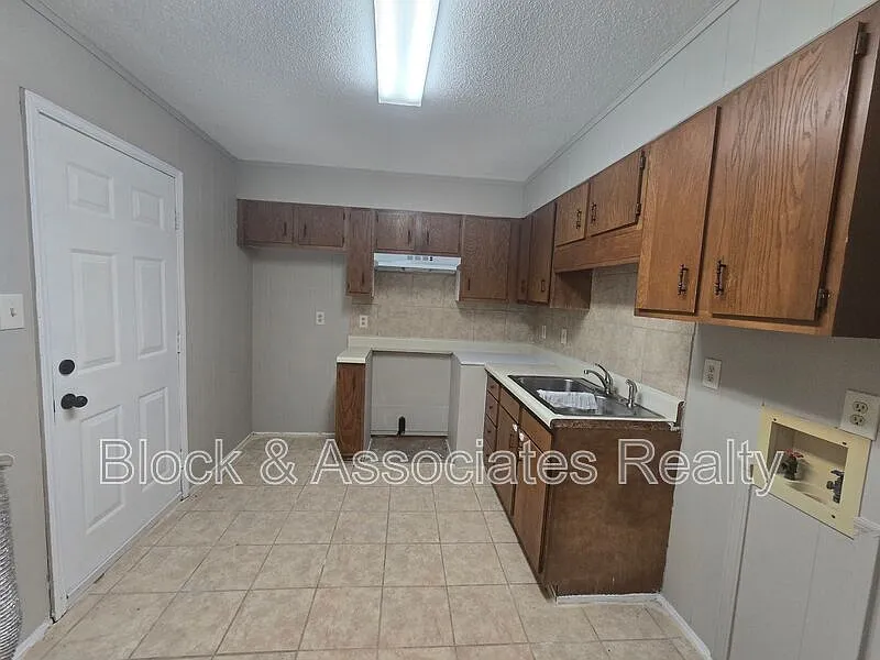 2 bed, 1.0 bath, $925 — Photo 2