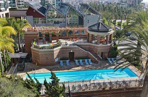 Beautiful pool, spa, bbq 