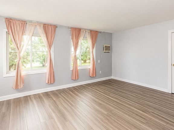 4th image of 2 Universal St APT 4