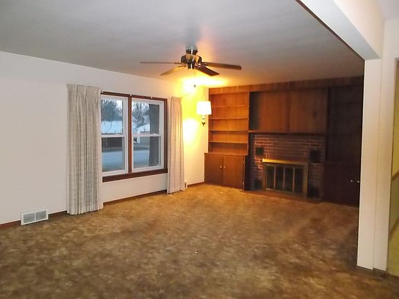 Lrg living room w/fireplace