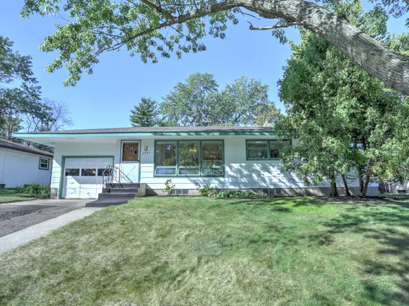 2855 Matilda St, Roseville, MN 55113