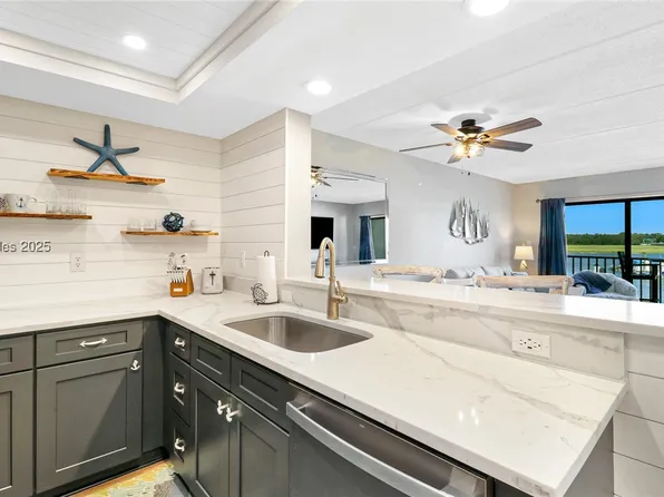 100 Helmsman Way #213, Hilton Head Island, SC 29928