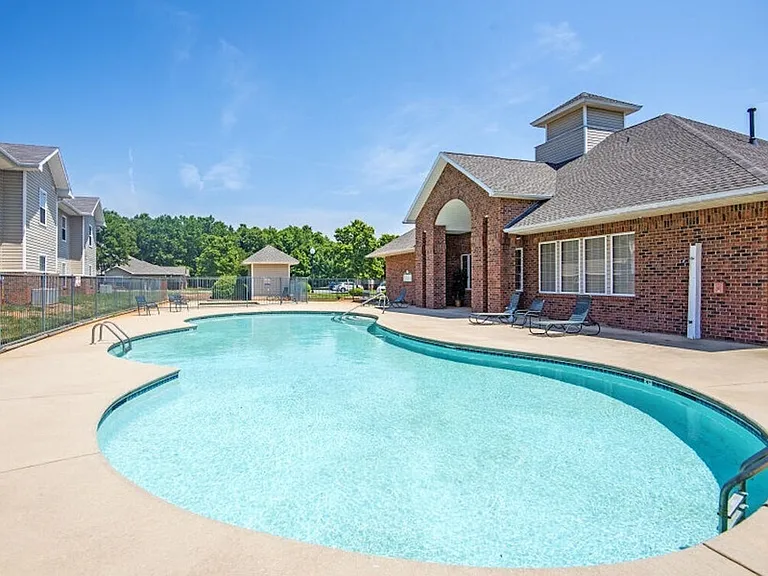 Laurel Pointe — Photo 3