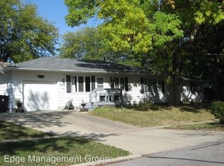 2221 W 3rd St, Cedar Falls, IA 50613