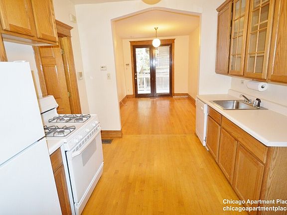 4th image of 1936 N Sheffield Ave APT 1R