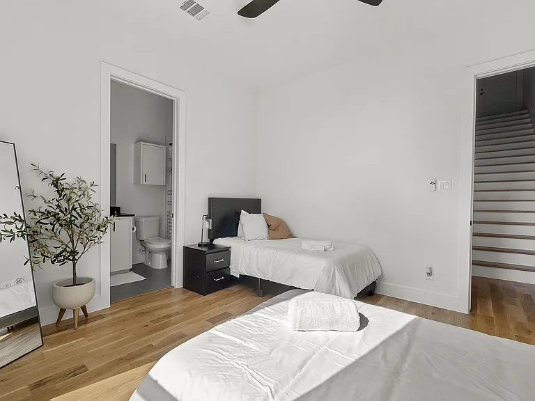 512 Avenue L — Photo 15