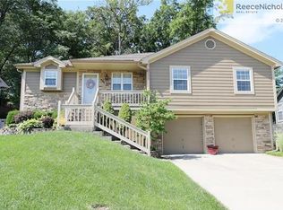 904 NE Bryant Dr, Lees Summit, MO 64086