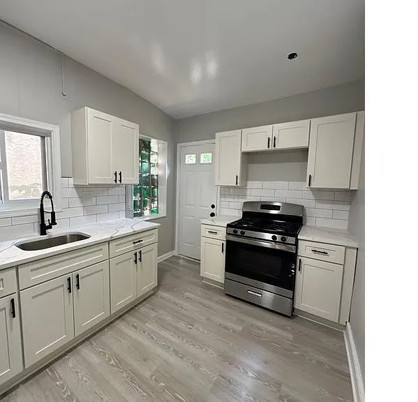 2800 W Cold Spring Ln — Photo 1