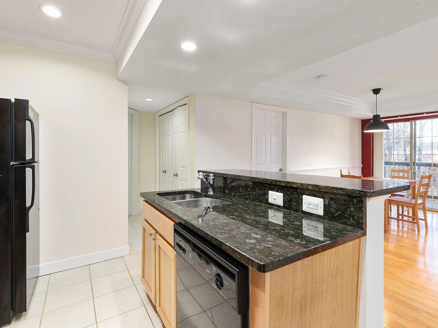 2 bed, 1070 sqft, $2,300 — Photo 4