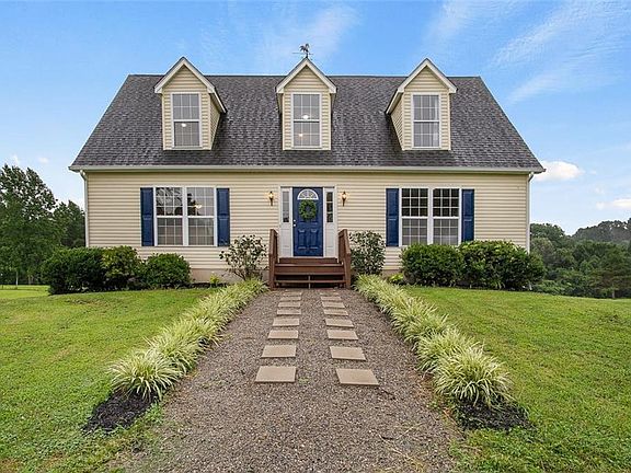 2nd image of 219 Saddleback Farm Ln