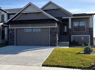 803 S Lakewood Cir, Strathmore, AB T1P 0G8