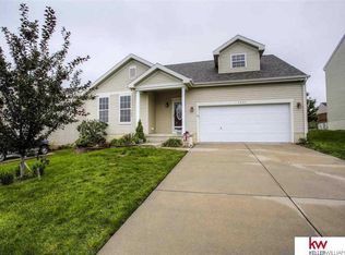 2407 Lakewood Dr, Papillion, NE 68046