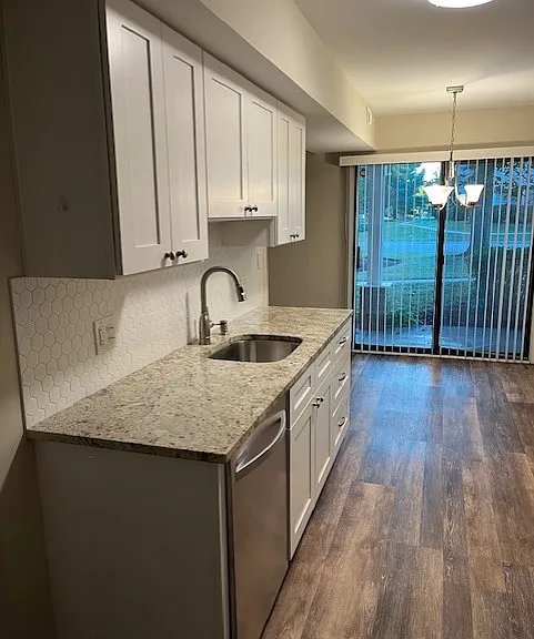 1102 Eisenhower Ct — Photo 2