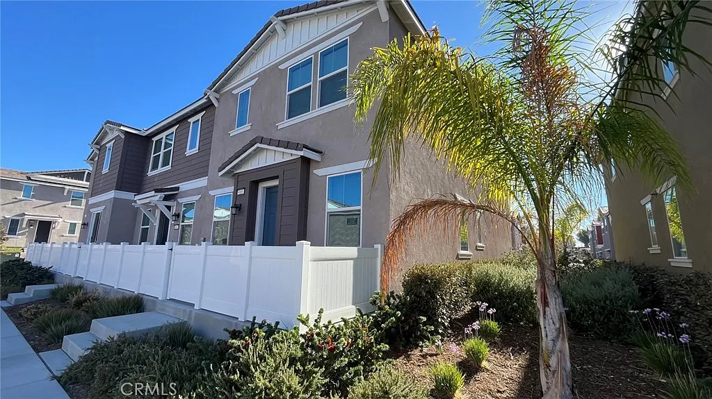 3 bed, 2.5 bath, 1506 sqft, $3,100 — Photo 2