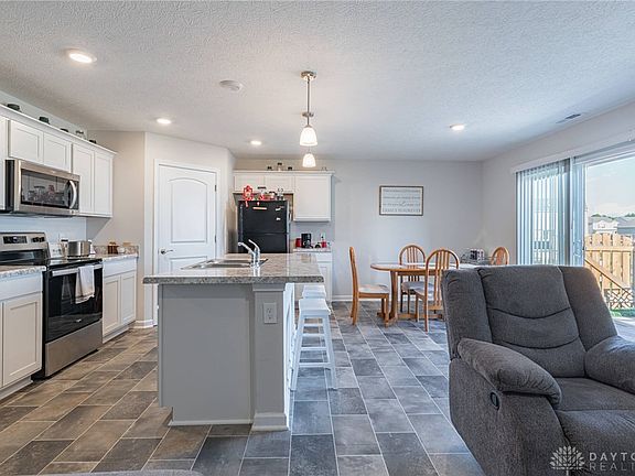 5th image of 403 E Oak Ave