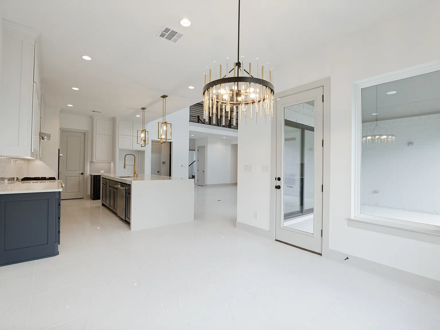 6 bed, 4989 sqft, $5,990 — Photo 3