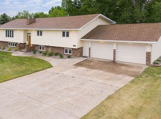 2324 Parkside Dr, Minot, ND 58701