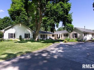 13 Oak Park Dr, Bettendorf, IA
